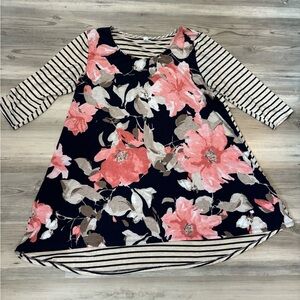 Floral Tunic Size medium pit to pit is 20 high low- high is 29, low is 32